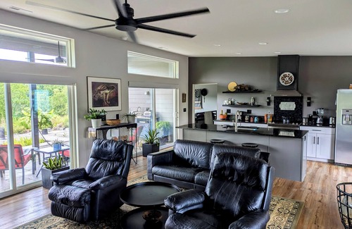 Warne House | Contemporary 2-bedroom Bungalow with Sunsets, Wildlife, Southwestern Gardens