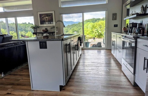 Warne House | Contemporary 2-bedroom Bungalow with Sunsets, Wildlife, Southwestern Gardens