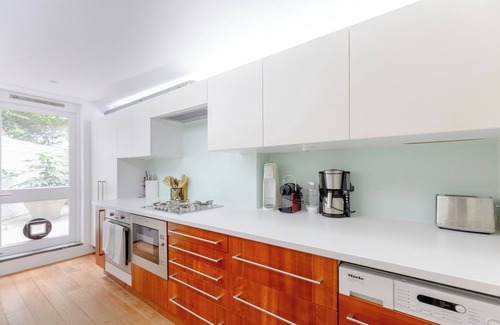 Warwick Apartment | Contemporary 2BD Flat - 1 Min to Pimlico Station!