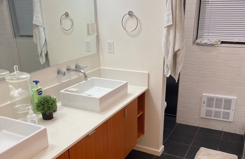 Judkins Park House | Contemporary 2BR Townhouse near Downtown Seattle