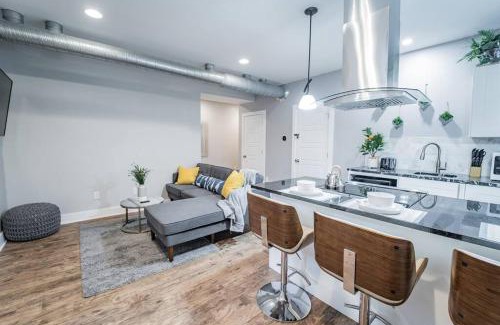 Fountain Square House | Contemporary 2BR2BA w-King - Den - Private Entry-Yard