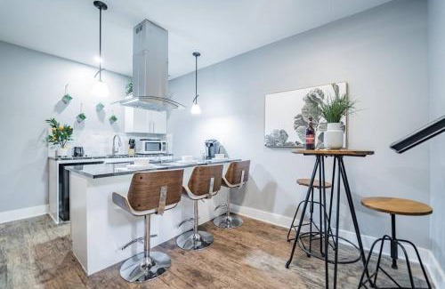 Fountain Square House | Contemporary 2BR2BA w-King - Den - Private Entry-Yard
