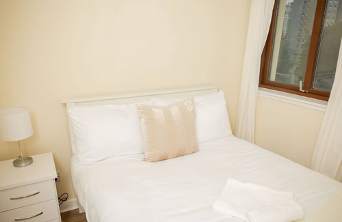 Coatbridge House | Contemporary 3-Bedroom Apartment in Coatbridge
