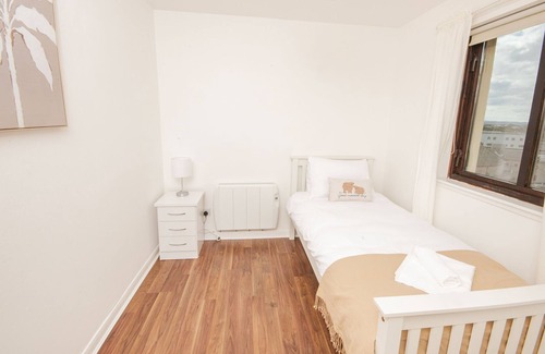 Coatbridge House | Contemporary 3-Bedroom Apartment in Coatbridge