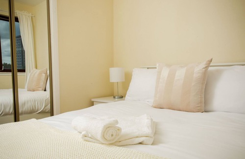 Coatbridge House | Contemporary 3-Bedroom Apartment in Coatbridge