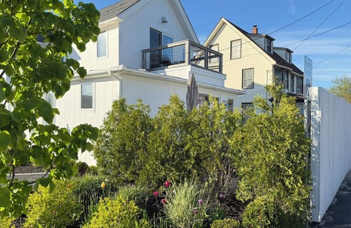 Pine Point Condo | Contemporary 3-bedroom condo in Scarborough with AC, WiFi and amazing kitchen