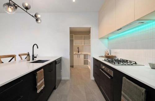 Sunshine Bay House | Contemporary 3 Bedroom House with Stunning View