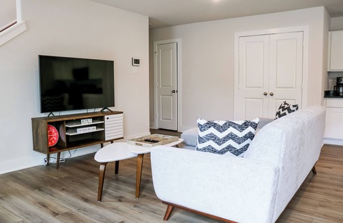 Barker House | Contemporary 3BR Home for 30+ Days