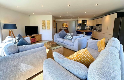 St Austell Cottage | Contemporary 4-bedroom family villa, with private deck and balcony