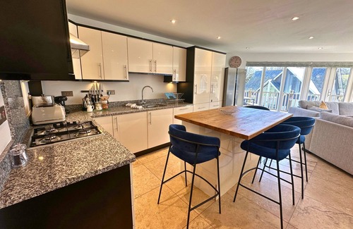 St Austell Cottage | Contemporary 4-bedroom family villa, with private deck and balcony