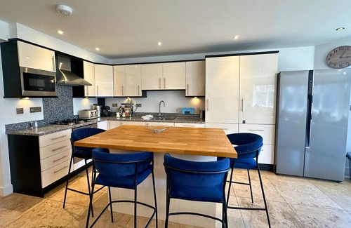 St Austell Cottage | Contemporary 4-bedroom family villa, with private deck and balcony