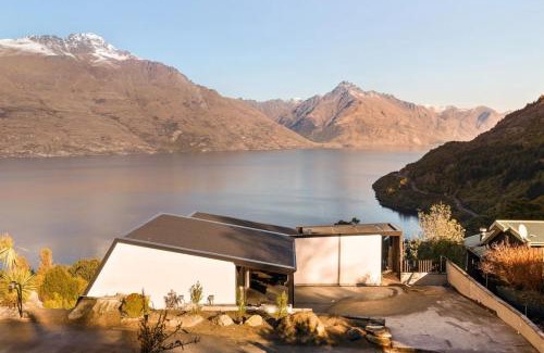 Sunshine Bay House | Contemporary 4 Bedroom House with Stunning View