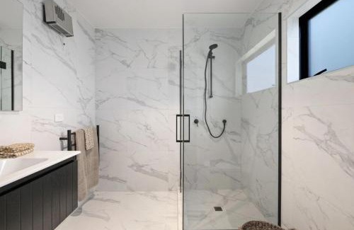 Sunshine Bay House | Contemporary 4 Bedroom House with Stunning View