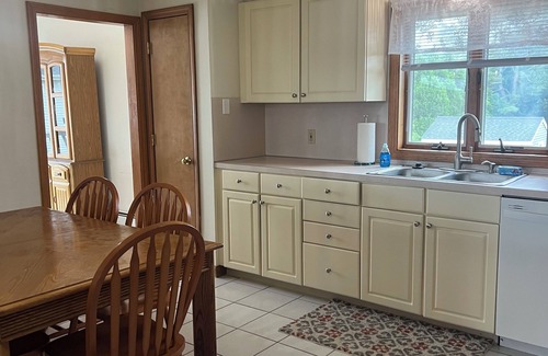 Eastward Look House | Contemporary 5 Bedroom Home .Easy walk to the beach. Central air