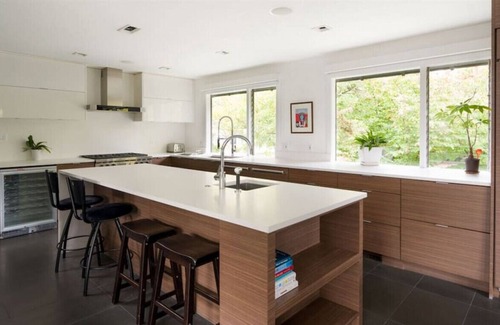 Oakridge House | Contemporary 5-BR West Side Home in Peaceful Area