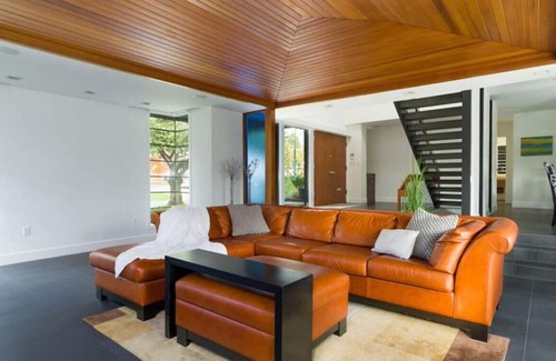 Oakridge House | Contemporary 5-BR West Side Home in Peaceful Area