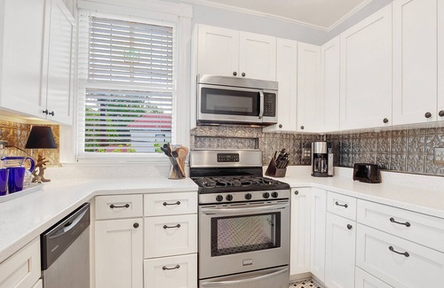 Dixon Park Condo | Contemporary and Cozy by the Park | Heated Pool Access