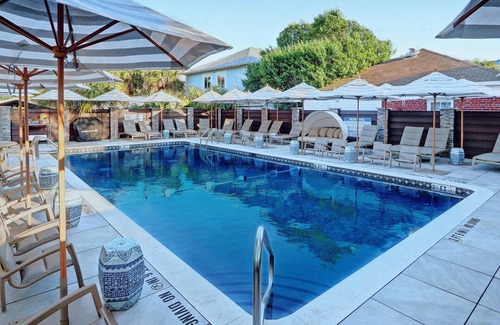 Dixon Park Condo | Contemporary and Cozy by the Park | Heated Pool Access