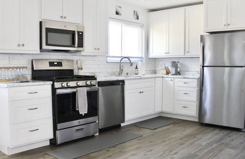 St. Charles House | Contemporary AND Cozy! Sleeps 6!
