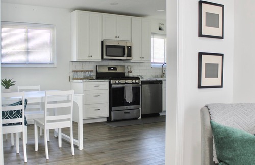 St. Charles House | Contemporary AND Cozy! Sleeps 6!