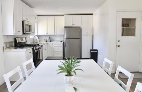 St. Charles House | Contemporary AND Cozy! Sleeps 6!