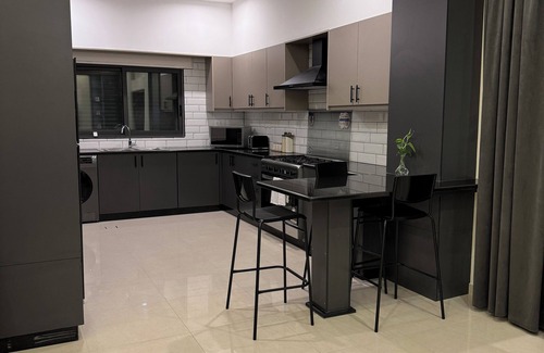 Suwailih Apartment | Contemporary apartment with a scenic view