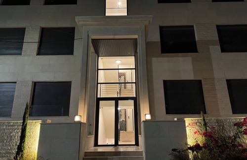 Suwailih Apartment | Contemporary apartment with a scenic view