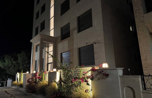 Suwailih Apartment | Contemporary apartment with a scenic view
