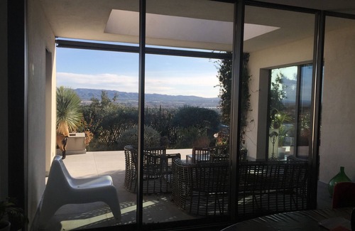 Merindol House | Contemporary architect-designed house at the foot of the Luberon mountains