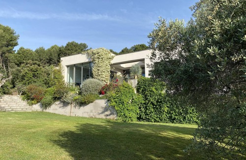 Merindol House | Contemporary architect-designed house at the foot of the Luberon mountains