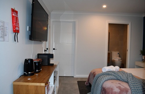Aylmerton Bed & Breakfast | Contemporary B&B with Ensuite, Kitchenette and Separate Entrance