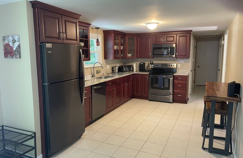 West Hyannisport House | Contemporary Beach Cottage. Sleeps 8. Central AC/Heat. Beach pass included.