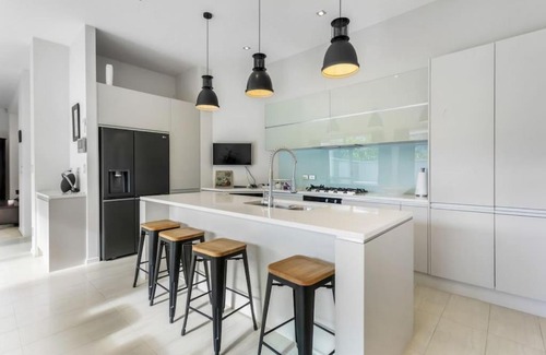 Browns Bay House | Contemporary Browns Bay Haven with Fabulous Patio