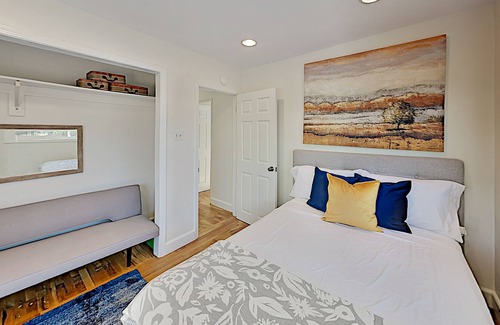 Bay Ho House | Contemporary Bungalow: Game Room, Fireplace & Fruit Trees ' 10 Mins to Beach