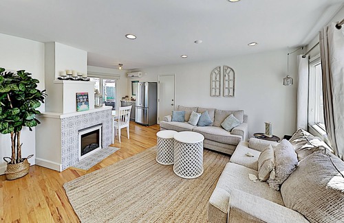 Bay Ho House | Contemporary Bungalow: Game Room, Fireplace & Fruit Trees ' 10 Mins to Beach