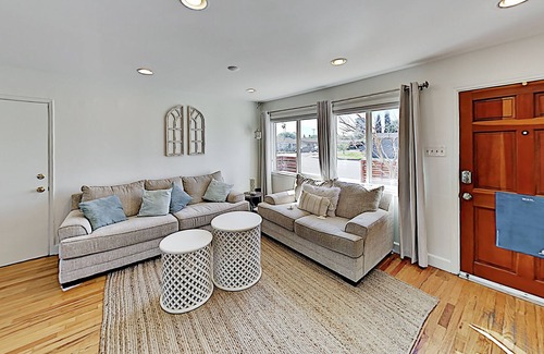 Bay Ho House | Contemporary Bungalow: Game Room, Fireplace & Fruit Trees ' 10 Mins to Beach