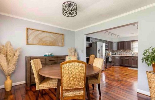 Greensboro House | Contemporary & Cheerful Great choice for families