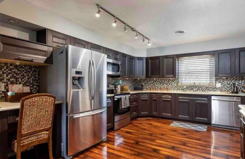 Greensboro House | Contemporary & Cheerful Great choice for families