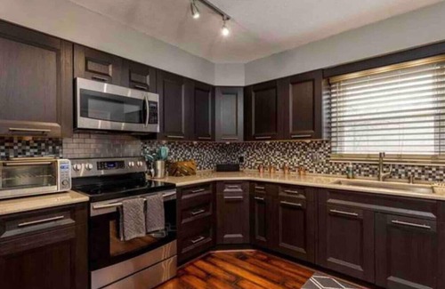 Greensboro House | Contemporary & Cheerful Great choice for families