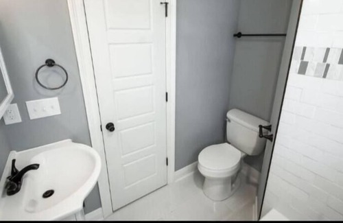 Old Aurora House | Contemporary Comfort: 3bd Retreat w/ Priv. yard