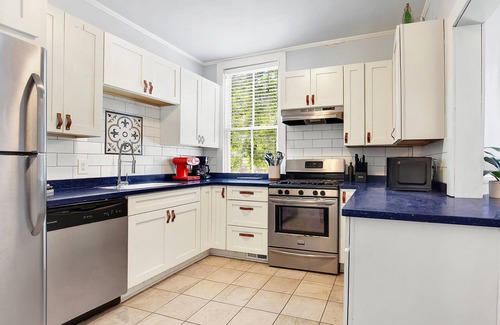 Dixon Park Condo | Contemporary Comfort by the Park | Heated Pool Access