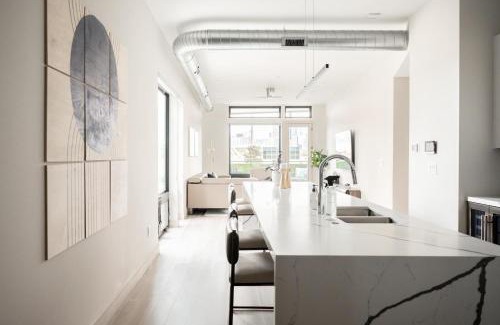 Jefferson Park House | Contemporary Condo - Grill - Balcony - Tesoro