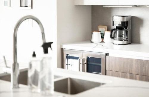 Jefferson Park House | Contemporary Condo - Grill - Balcony - Tesoro