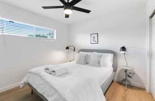 Camelback East Apartment | Contemporary Condo in Central Biltmore