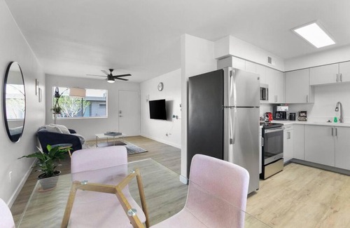 Camelback East Apartment | Contemporary Condo in Central Biltmore