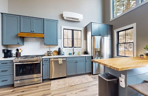 Sunday River Area Condo | Contemporary Condo with Skiing Nearby and a Washer/Dryer
