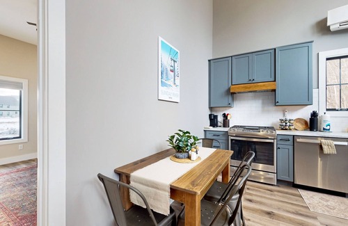 Sunday River Area Condo | Contemporary Condo with Skiing Nearby and a Washer/Dryer
