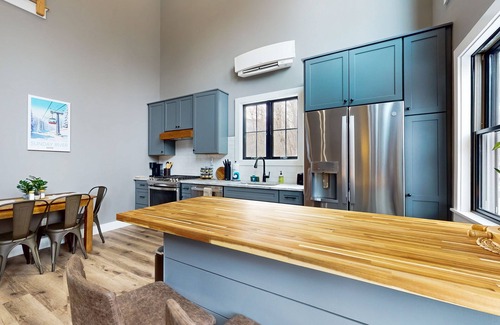 Sunday River Area Condo | Contemporary Condo with Skiing Nearby and a Washer/Dryer