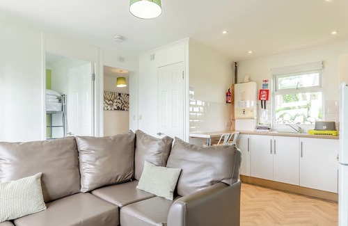 Hewas Water Cottage | Contemporary cottage with one double and one with bunks.