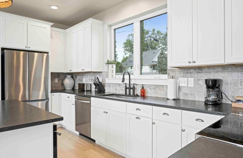 Dry Ridge House | Contemporary Cottage - Hot Tub, Near Ark!
